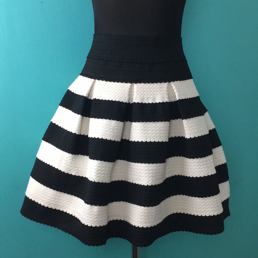 Soprano BEAUTIFUL! high waist pleated A-line skirt